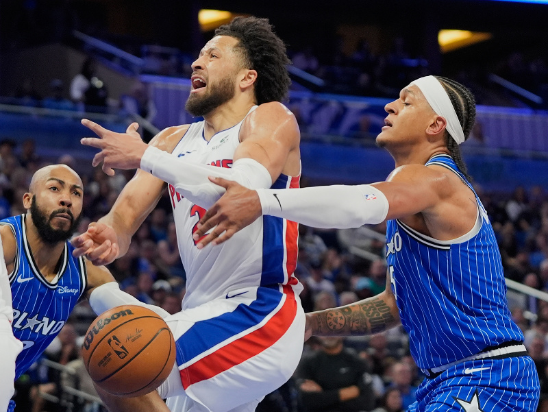 Cade Cunningham (vľavo) a Paolo Banchero počas zápasu Detroitu s Orlandom