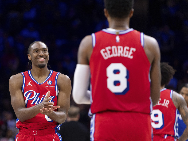 Basketbalisti Philadelphie Tyrese Maxey a Paul George