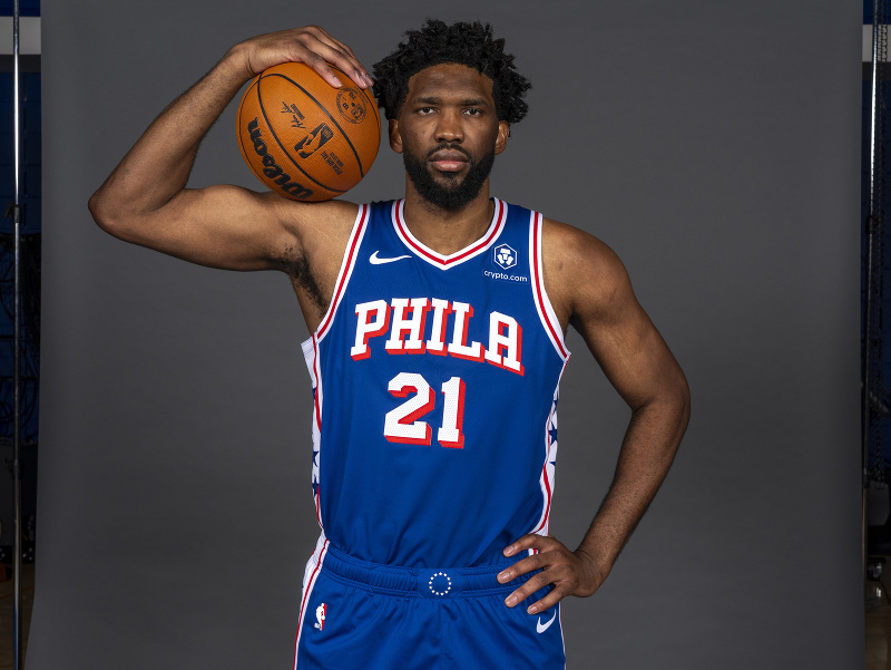 Hviezda Philadelphie 76ers Joel Embiid počas mediálneho dňa NBA