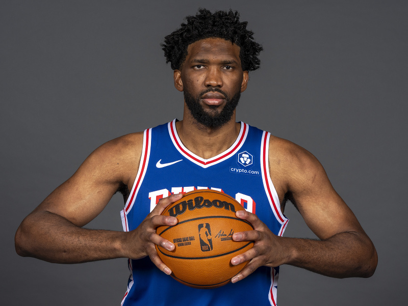 Hviezda Philadelphie 76ers Joel Embiid počas mediálneho dňa NBA