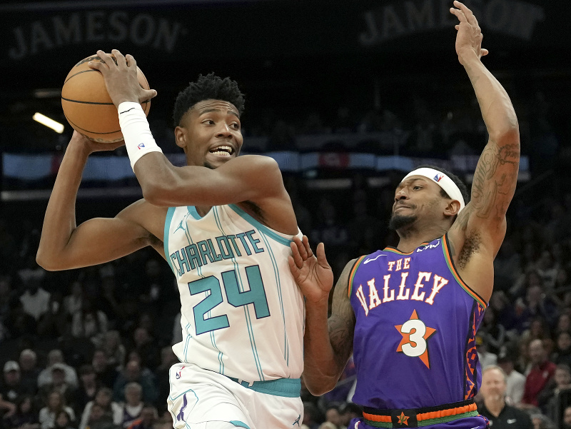 Basketbalista Charlotte Brandon Miller a Bradley Beal z Phoenixu Suns