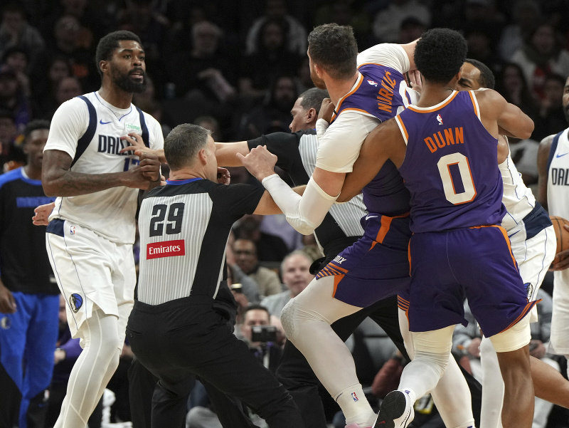 Naji Marshall a Jusuf Nurkic v potýčke
