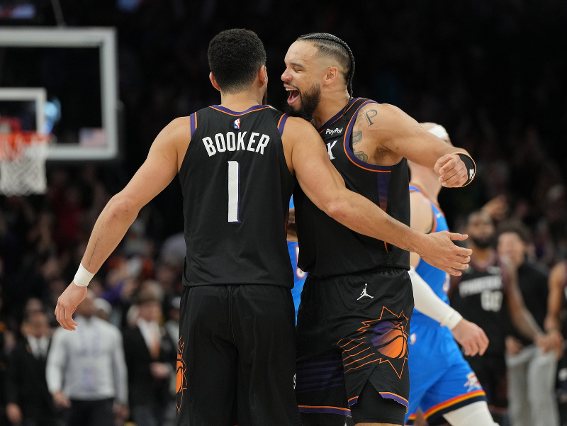 Devin Booker a Dillon Brooks, basketbalisti Phoenixu Suns
