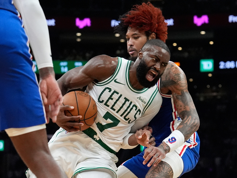 Jaylen Brown (7) z Bostonu a Kelly Oubre Jr. (9) z Philadelphie v súboji o loptu