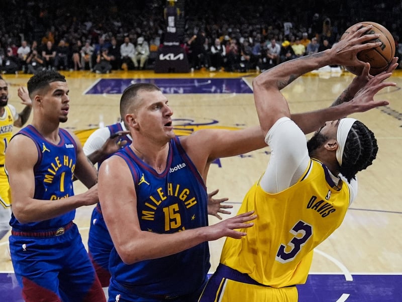 Nikola Jokič (Denver) vystavil stopku Anthonymu Davisovi (LA Lakers)