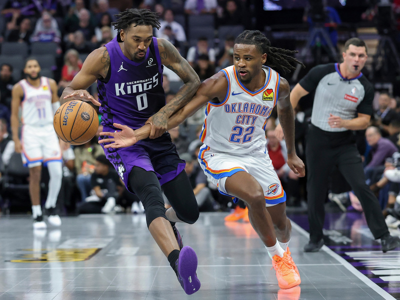 Malik Monk (vo fialovom) a Cason Wallace počas zápasu