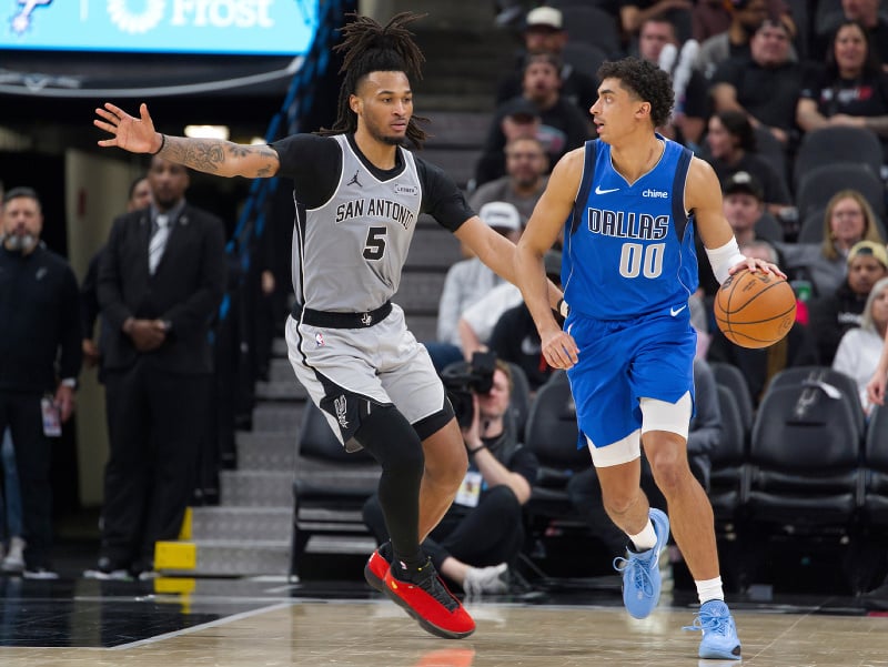Rozohrávač Max Christie (00) útočí na rozohrávača tímu San Antonio Spurs Stephona Castlea (5) počas druhého polčasu