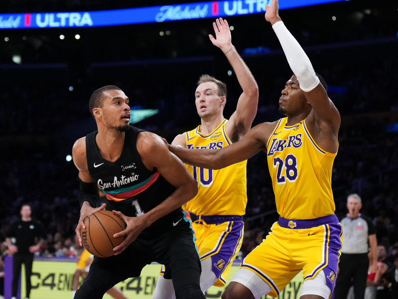 Victor Wembanyama (1) zo San Antonia v súboji s hráčmi LA Lakers