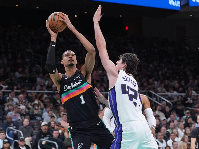 Útočník San Antonio Spurs Victor Wembanyama (1) strieľa okolo centra Sacramento Kings Maxima Raynauda (42) počas druhého polčasu 
