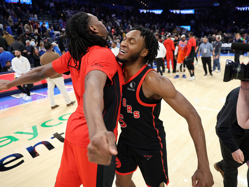 Immanuel Quickley (vpravo) sa teší z výhry Toronta Raptors
