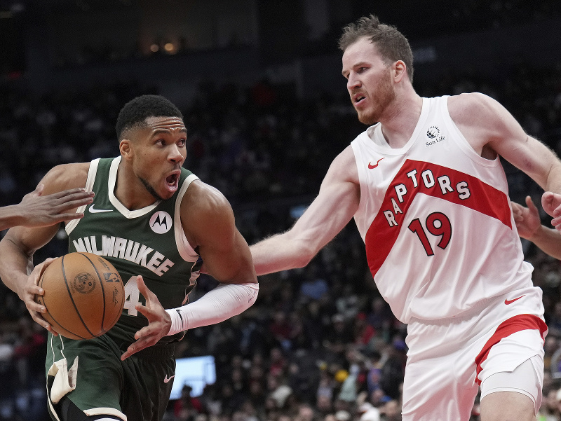 Giannis Antetokounmpo a Jakob Poeltl 