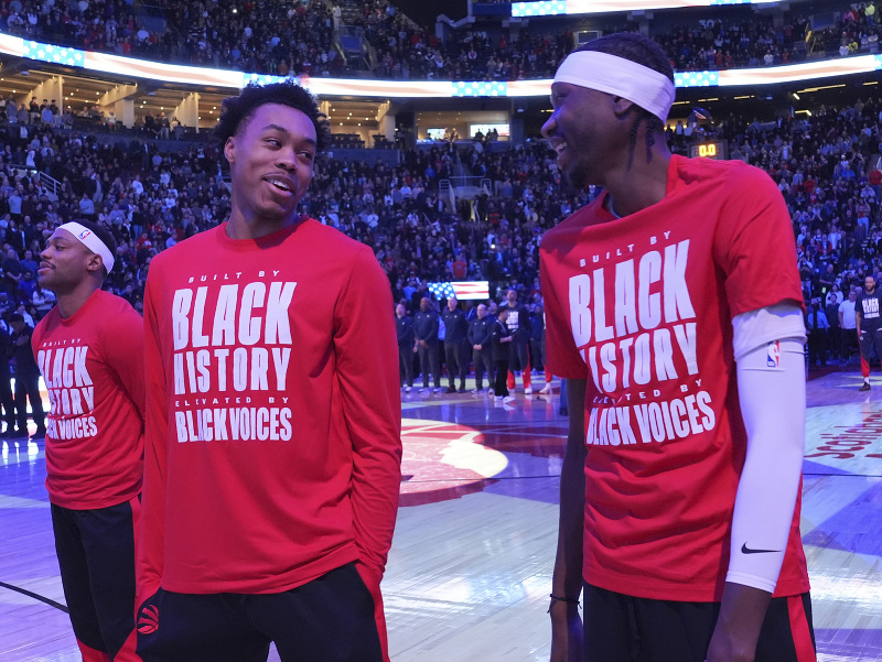 Scottie Barnes a Chris Boucher, hráči Toronta Raptors