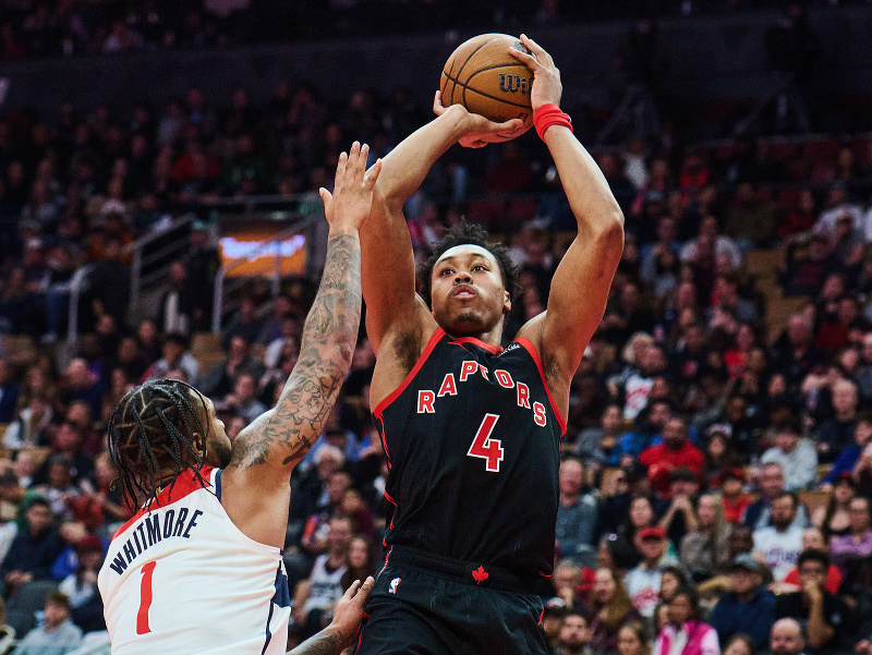 Strieľajúci Scottie Barnes (4) z Toronta a brániaci hráč Washingtonu Cam Whitmore (1)