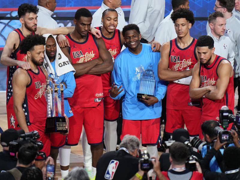 Víťazný tím pózuje po zápase hviezd NBA