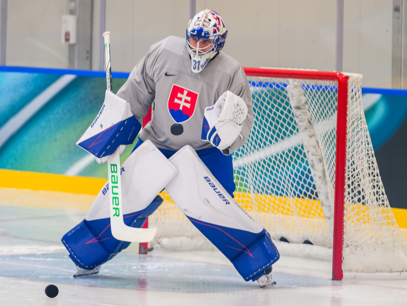 Slovenský hokejový reprezentant Samuel Hlavaj počas tréningu na ZOH 2026