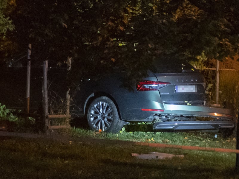 Na snímke auto, ktoré narazilo do zastávky MHD na Zochovej ulici