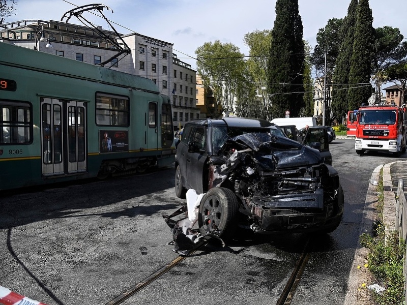 Električka a zdemolované auto Cira Immobileho po nehode v Ríme
