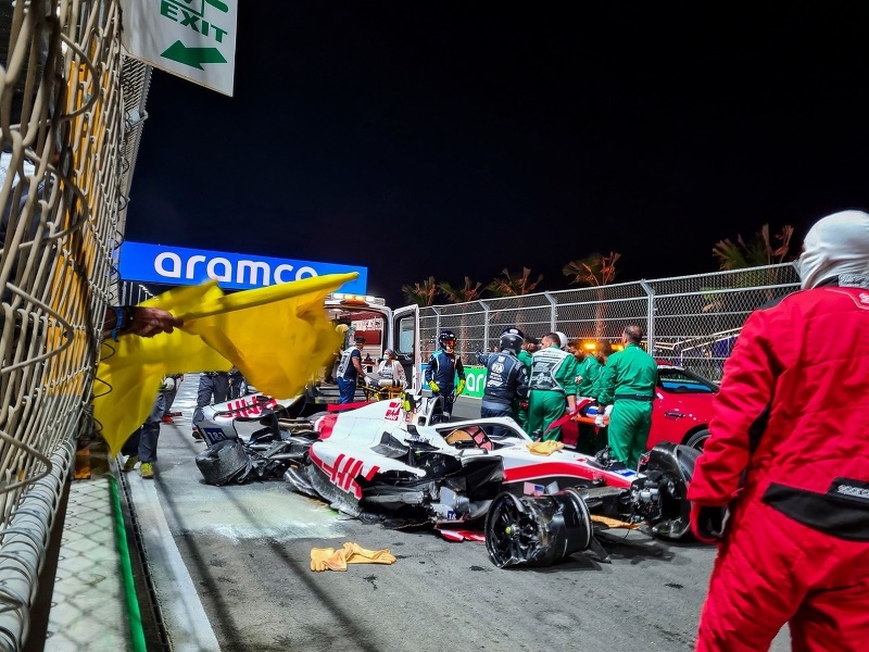 Nehoda Micka Schumachera prerušila kvalifikáciu na Veľkú cenu Saudskej Arábie F1