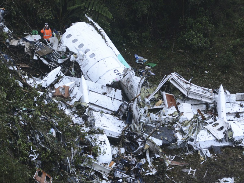 Záchranári prehľadávajú trosky lietadla Avro 146 spoločnosti LaMia