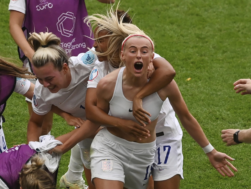 Chloe Kellyová oslavuje víťazný gól Anglicka v predĺžení