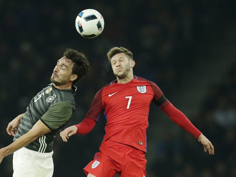 Mats Hummels a Adam Lallana