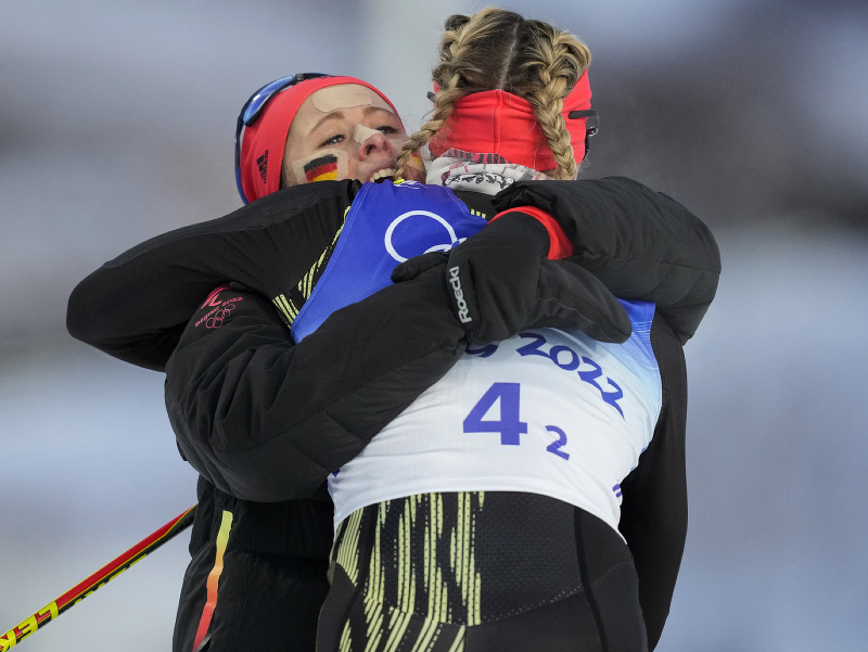 Nemecké bežkyne na lyžiach Katharina Hennigová a Victoria Carlová získali zlaté medaily v stredajšom tímšprinte klasicky na ZOH 2022 v Pekingu