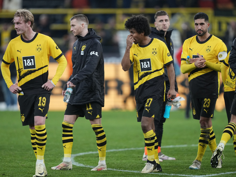 Frustrovaní futbalisti Borussie Dortmund po nečakanej domácej prehre s Hoffenheimom