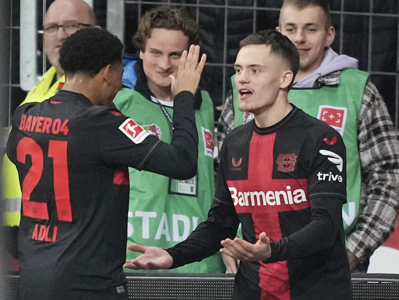 Florian Wirtz a Amine Adli oslavujú gól Leverkusenu