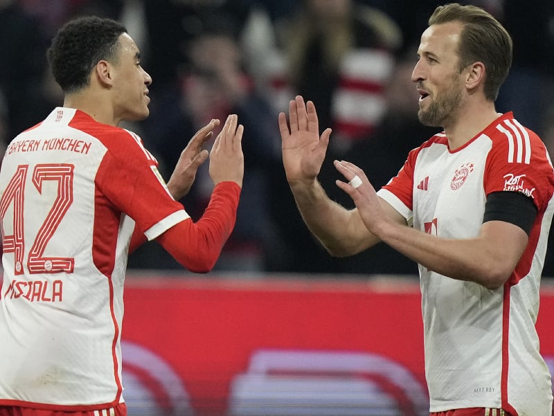 Harry Kane a Jamal Musiala oslavujú gól Bayernu