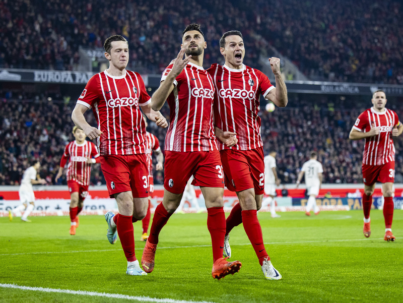 Hráči SC Freiburg sa radujú z gólu