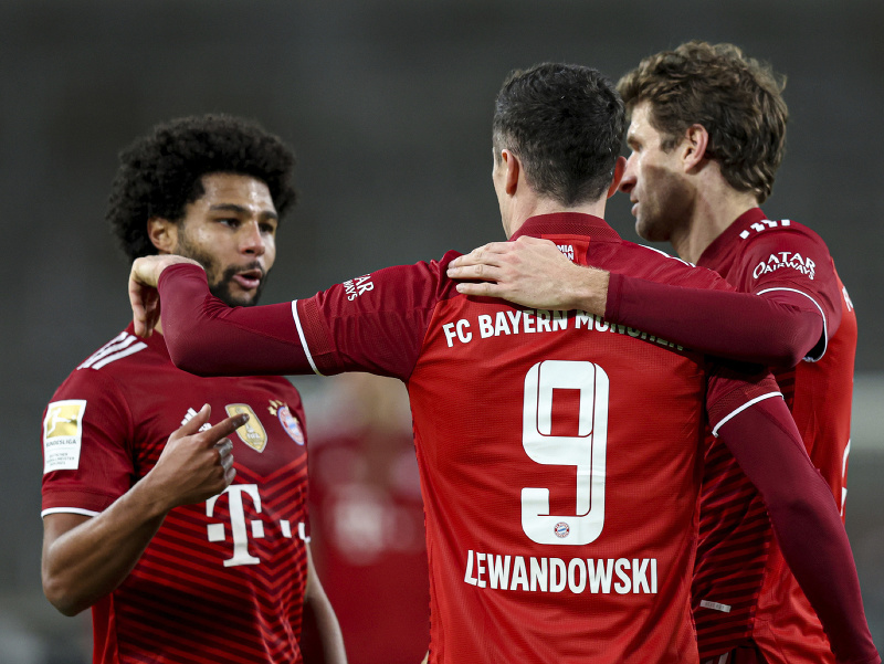 Serge Gnabry, Robert Lewandowski a Thomas Muller oslavujú gól Bayernu