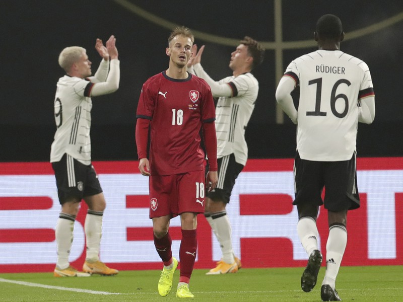 Luka Waldschmidt a jeho gólové oslavy so spoluhráčmi