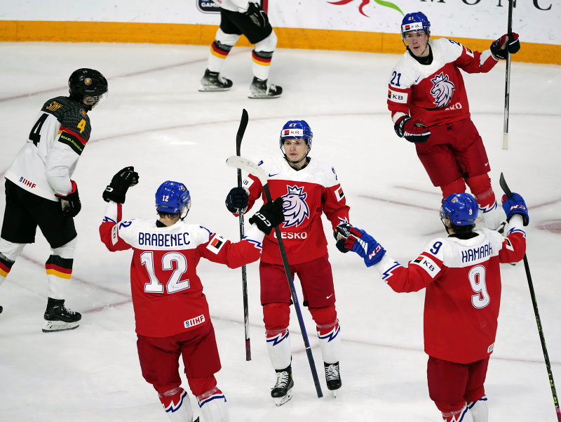 Českí hokejisti sa radujú z gólu