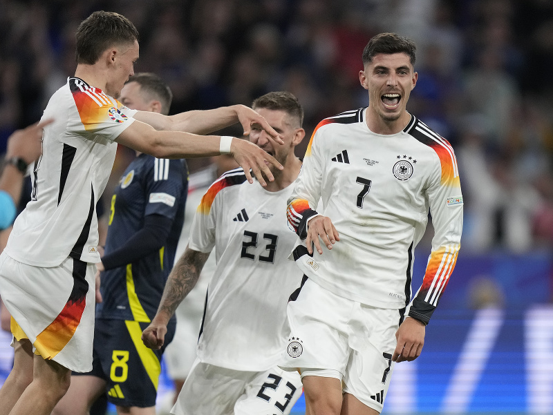 Kai Havertz oslavuje gól so spoluhráčmi