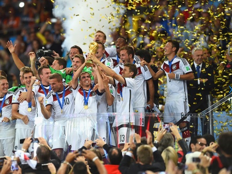 Oslavy nemeckých futbalistov s trofejou