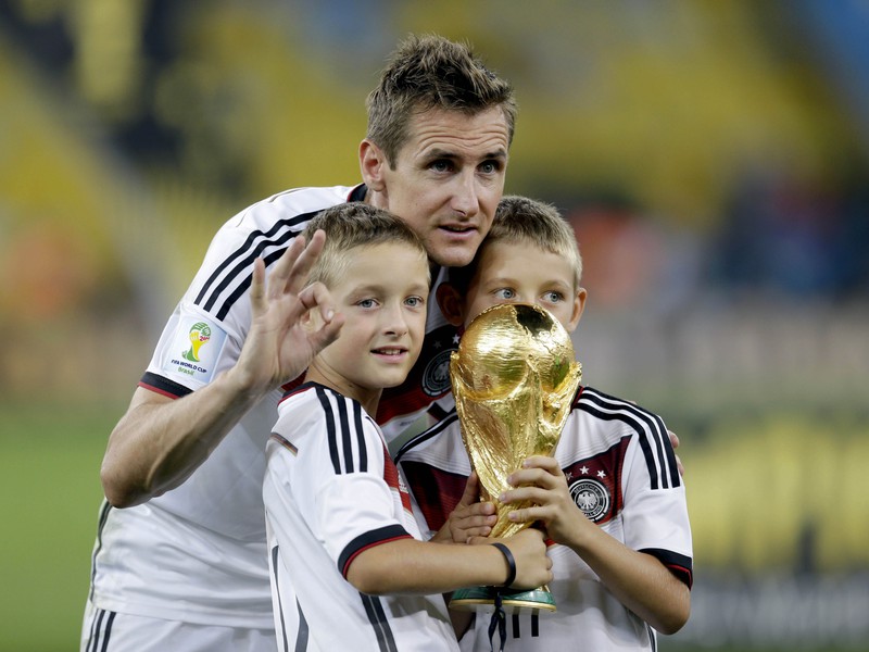 Miroslav Klose so synmi a trofejou