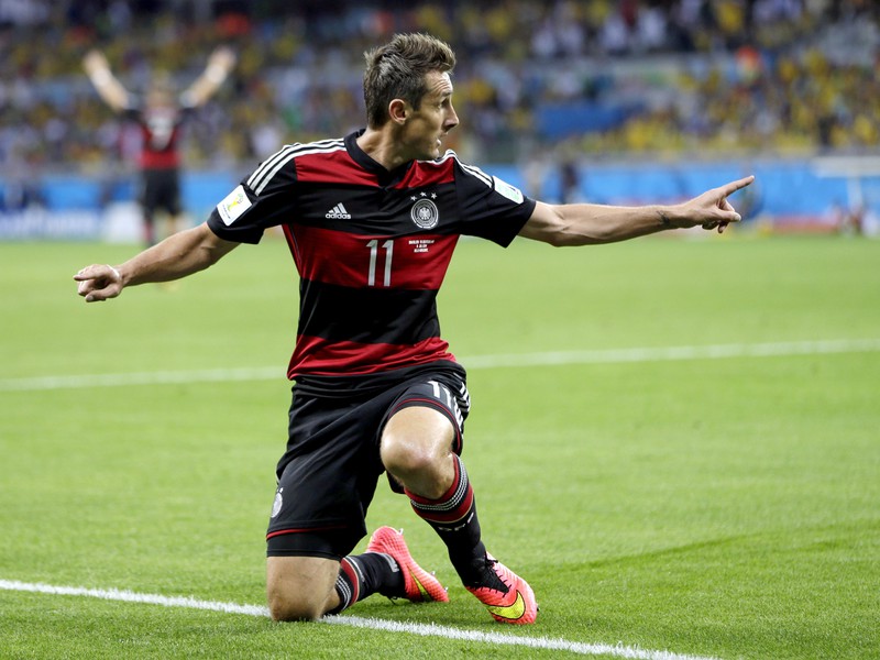 Miroslav Klose oslavuje rekordný 16. gól na MS