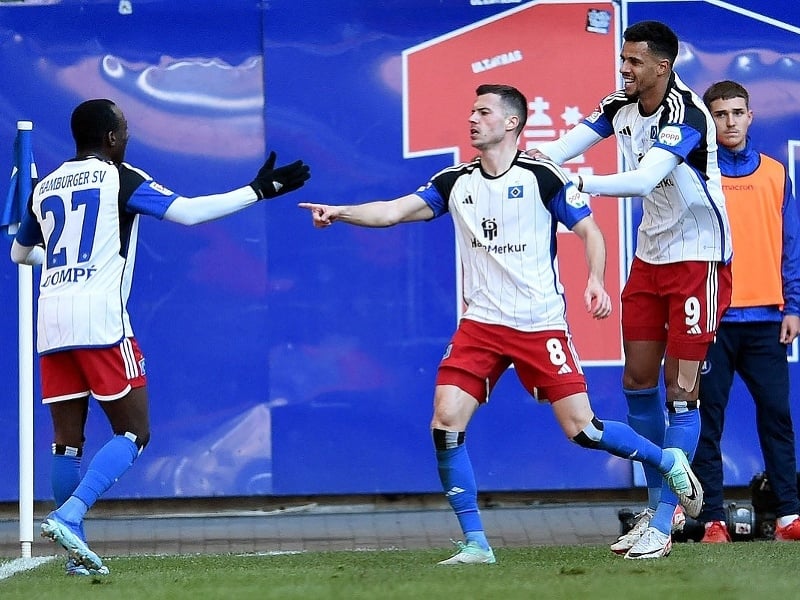 László Bénes (v strede) a gólové oslavy futbalistov Hamburgu