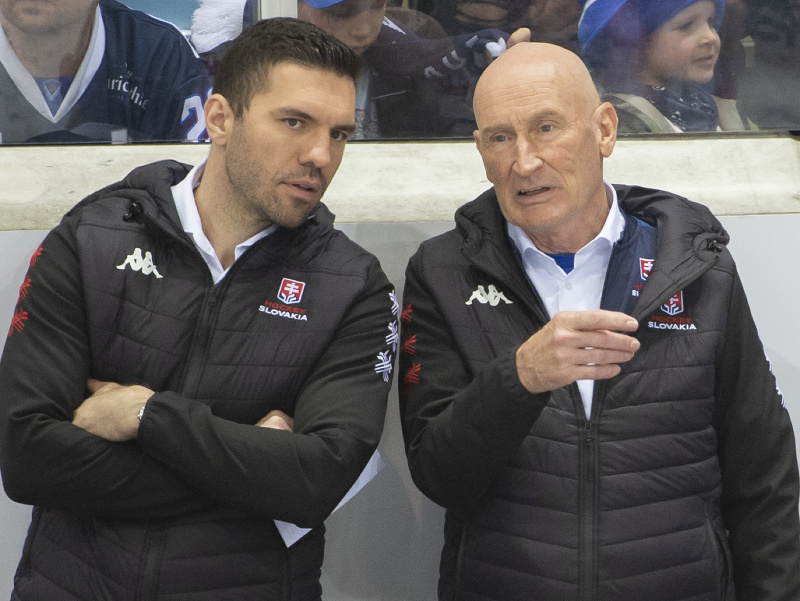 Vpravo tréner Slovenska Craig Ramsay a vľavo jeho asistent Peter Frühauf