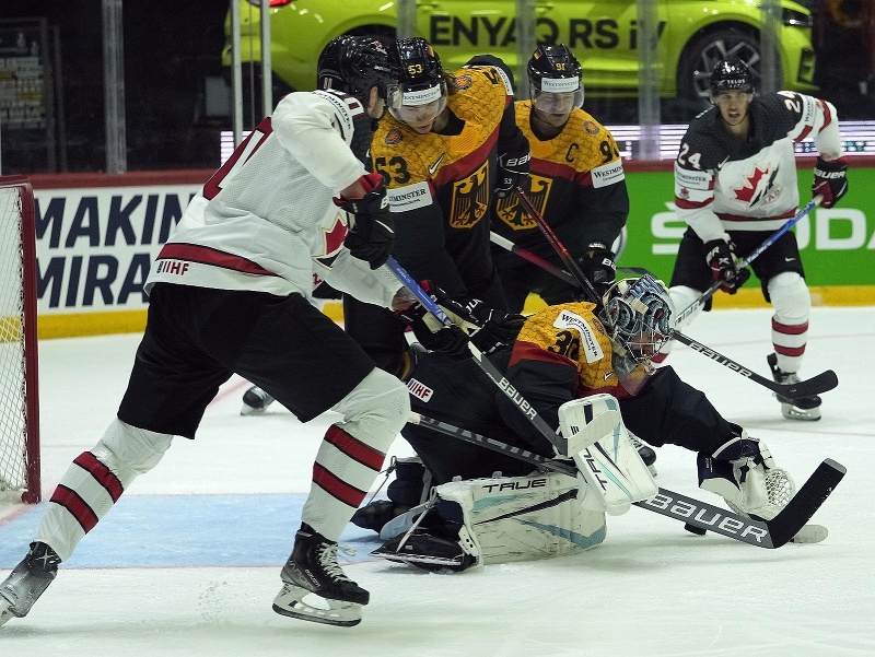 Brankár Philipp Grubauer kryje puk