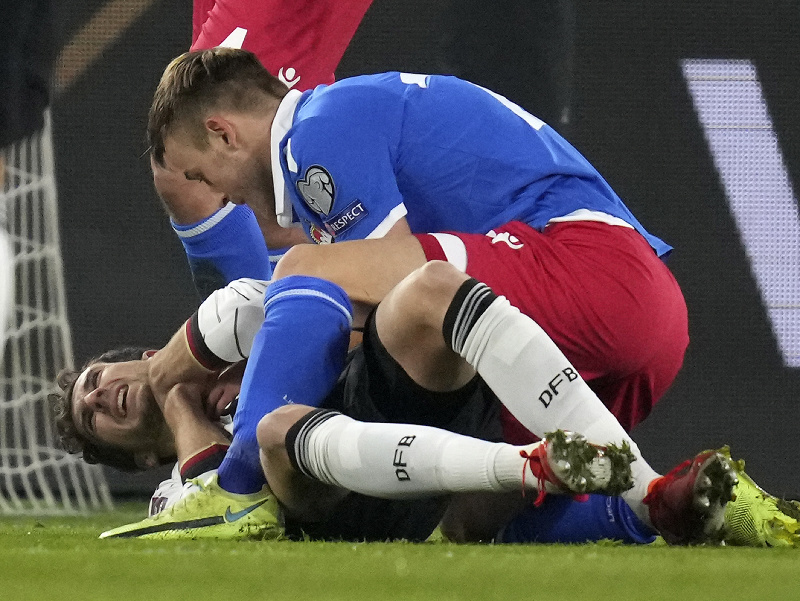 Obranca Lichtenštajnska Jens Hofer škaredo fauloval Leona Goretzku