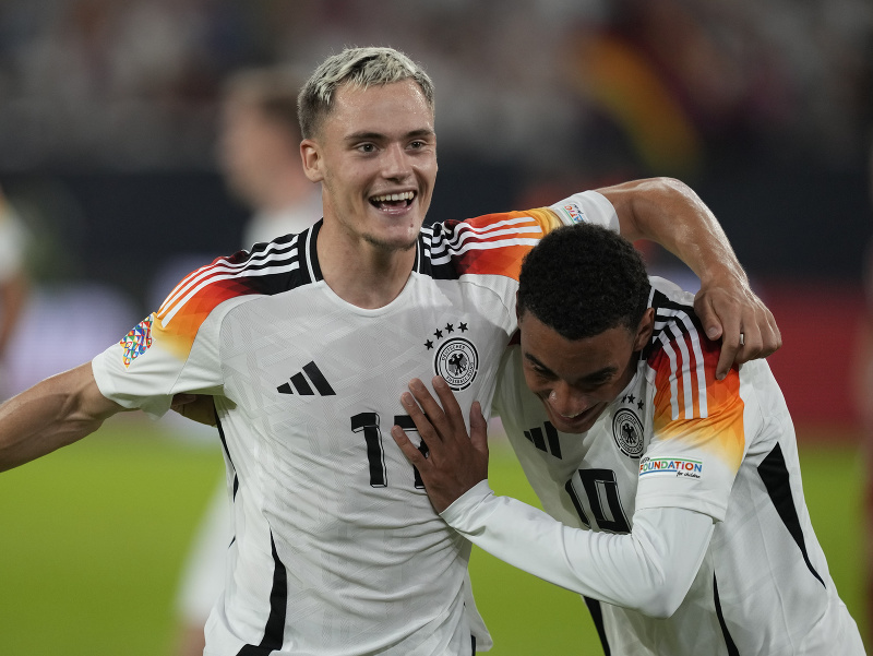 Florian Wirtz a Jamal Musiala oslavujú gól Nemecka