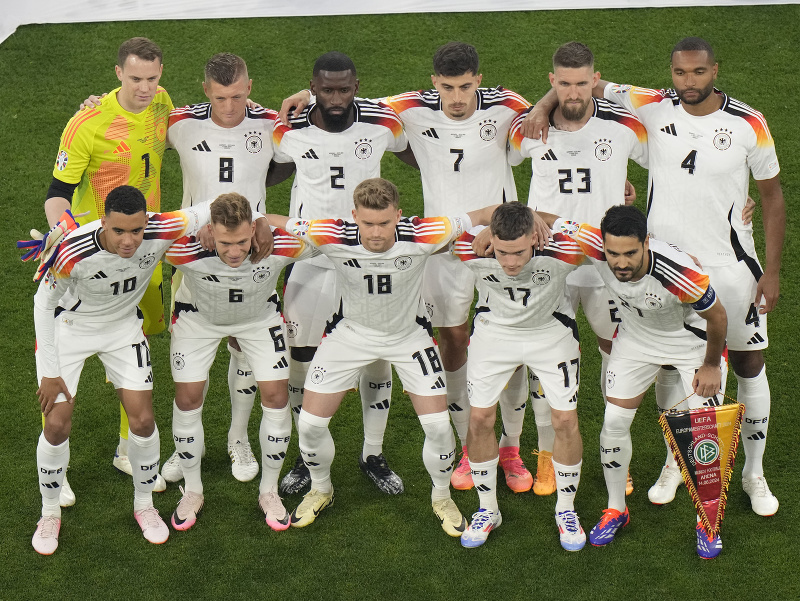 Na snímke hráči Nemecka pózujú pre skupinovú fotografiu pred úvodným zápasom A-skupiny ME vo futbale