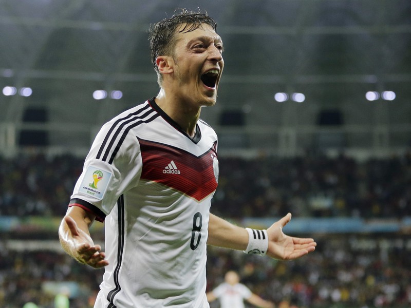 Aj Mesut Özil patrí k naturalizovaným reprezentantom