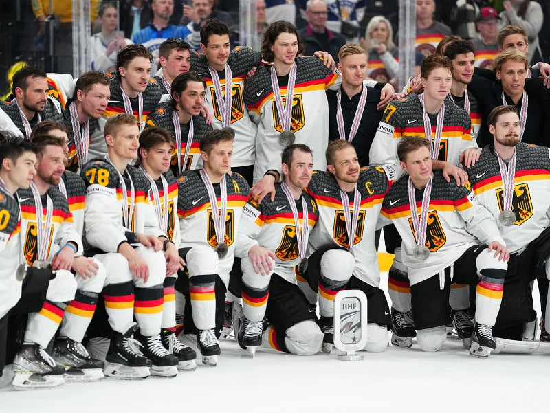 Na snímke hráči Nemecka pózujú so striebornými medailami po finále majstrovstiev sveta v ľadovom hokeji