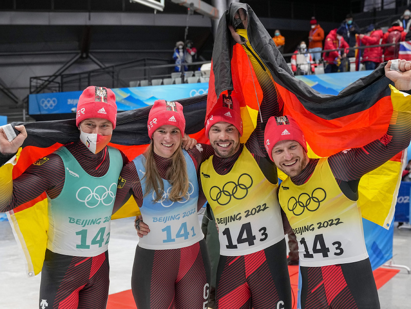 Nemeckí reprezentanti Natalie Geisenbergerová, Johannes Ludwig, Tobias Wendl a Tobias Arlt získali na ZOH v Pekingu zlatú medailu v súťaži miešaných štafiet