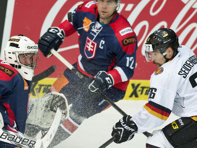 Na snímke vpravo nemecký hokejista Yannic Seidenberg počas zápasu Nemeckého pohára Slovensko - Nemecko
