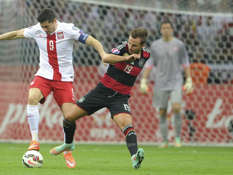Robert Lewandowski (9) a Mario Götze v súboji o loptu