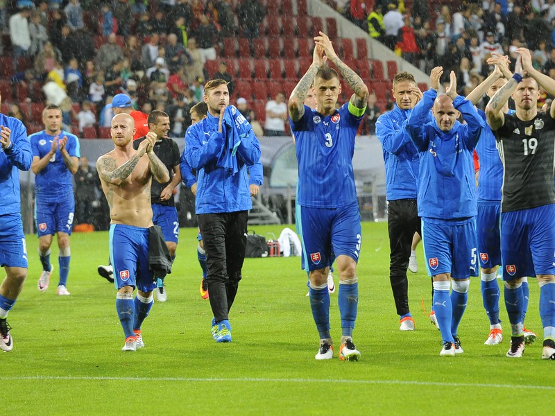 Slovenskí futbalisti ďakujú divákov po výhre 3:1 nad úradujúcim majstrom sveta Nemeckom