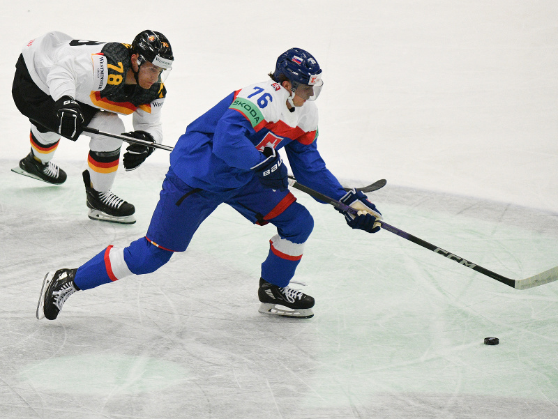 Na snímke sprava slovenský hokejista Martin Pospíšil a hokejista Nemecka Nico Sturm bojujú o puk v zápase základnej B-skupiny Slovensko - Nemecko